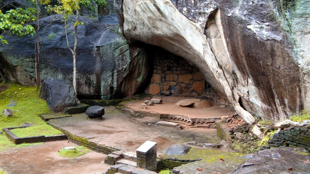 Cobra Hood Cave Sigiriya 1 LK94031444 02 E