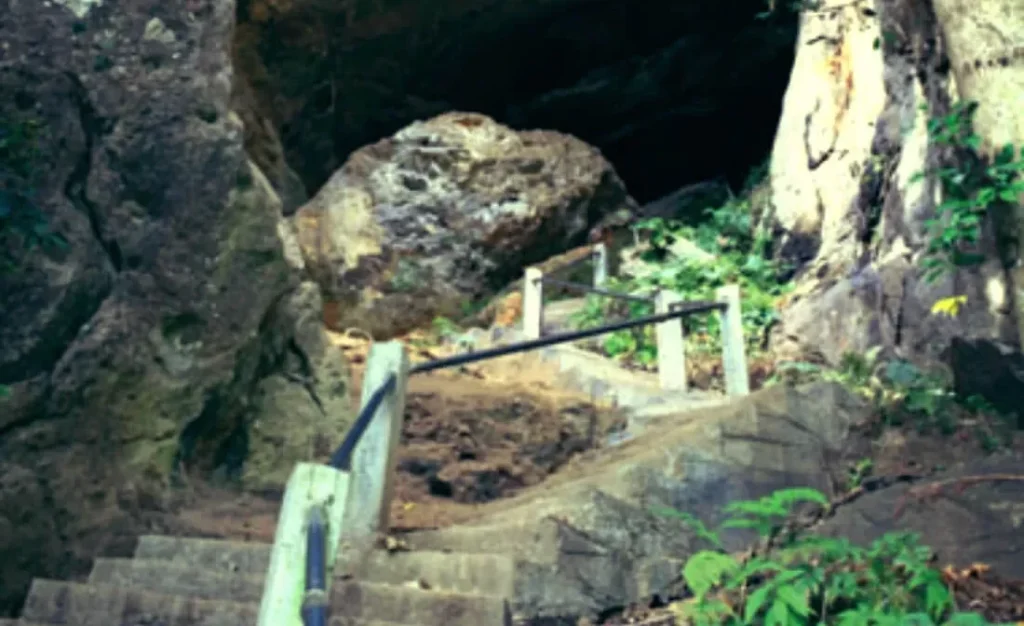 Kondakattu gala/Isthropuram 1 Stone steps leading to the ancient Kondakattu Gala cave entrance in Isthropuram.